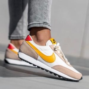 Nike DayBreak Sneaker Pale Ivory Pollen Rise Shimmer Track Red Women’s 9 NEW